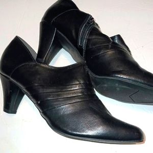 SHORT HEELS SHOES NEVER WORN!